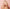 Blonde Frau mit langen, glaenzenden und voluminösen Haaren, laechelnd und zufrieden nach der Anwendung des Cocoair 2-in-1 Hairstylers, der föhnt und glättet gleichzeitig, für gesundes, geschmeidiges Haar ohne Hitzeschäden.