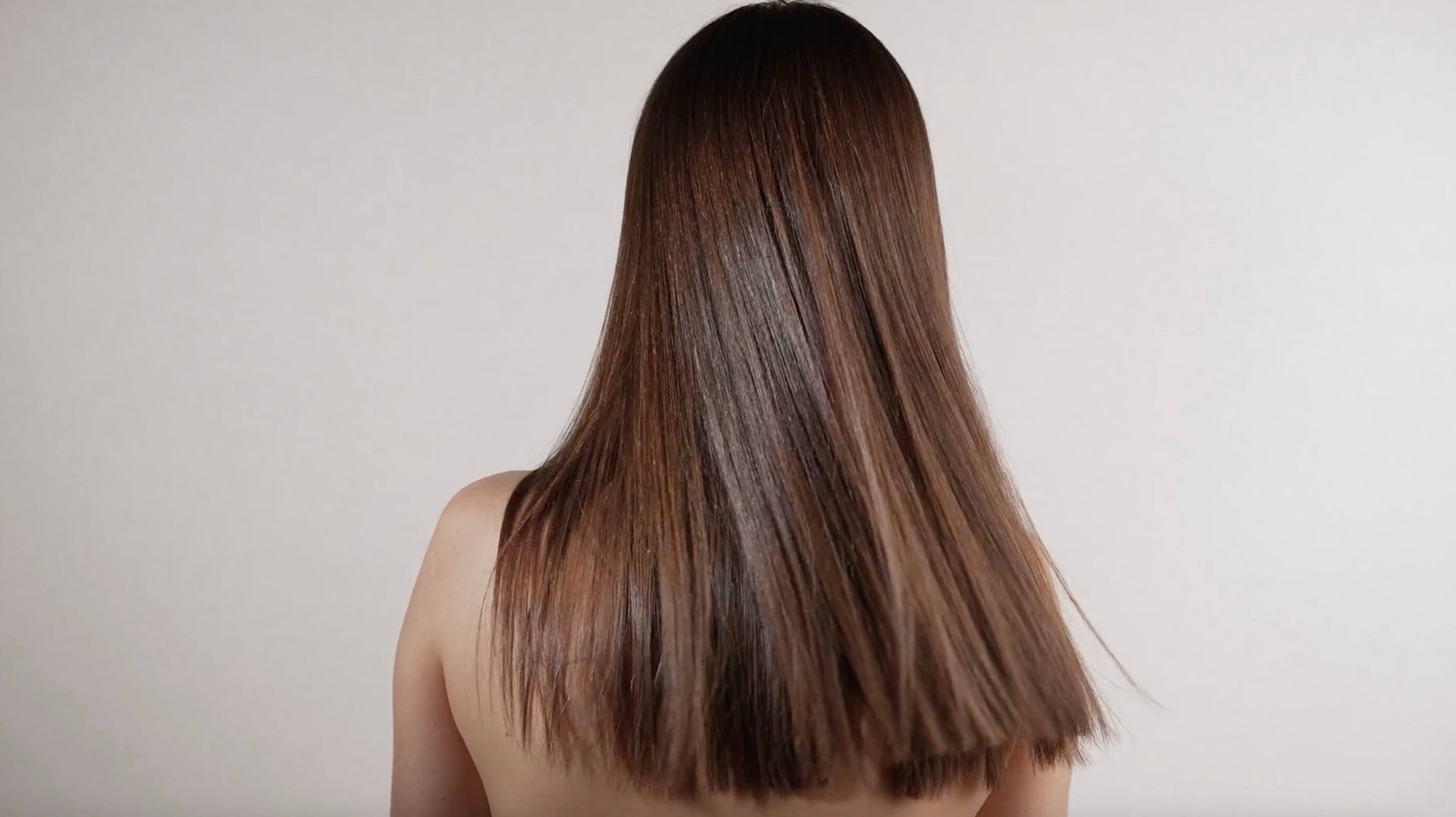 Coverbild des Videos mit einer Frau und langen, glänzenden, voluminösen Haaren, gestylt mit dem Cocoair Hairstyler 2-in-1. Föhnt und glättet nasses Haar gleichzeitig, schützt vor Hitzeschäden, reduziert Frizz und sorgt für geschmeidiges, gesundes Haar.