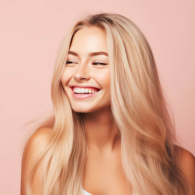 Blonde Frau mit langen, glaenzenden und voluminösen Haaren, laechelnd und zufrieden nach der Anwendung des Cocoair 2-in-1 Hairstylers, der föhnt und glättet gleichzeitig, für gesundes, geschmeidiges Haar ohne Hitzeschäden.