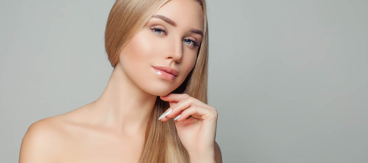 Blonde, glänzende Langhaare – für strahlend schönes und voluminöses Haar. Perfekte Pflege für seidig-glattes Haar mit gesundem Glanz.