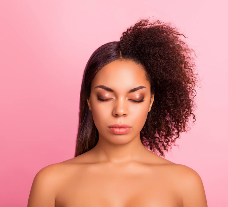 Frau mit glattem und lockigem Haar – Vorher-Nachher-Vergleich des Cocoair 2-in-1 Hairstylers für effektives Haarstyling und -pflege.