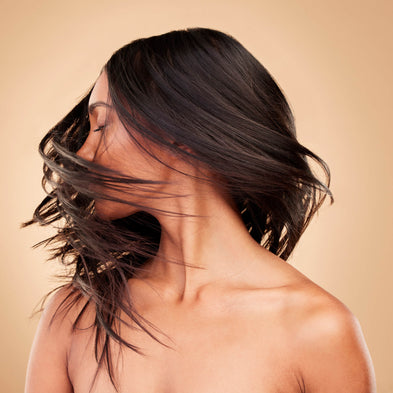 Frau mit langen, fließenden Haaren in Bewegung – Perfekt gestyltes Haar mit dem 2-in-1 Hairstyler für Glätte und Volumen. Ideal für glänzendes Haarstyling, geeignet für alle Haartypen. Erleben Sie professionelles Styling für Zuhause.