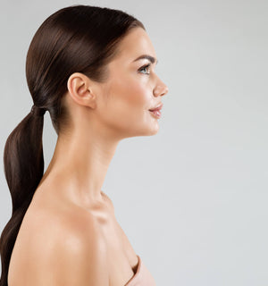 Frau mit dunkelbraunen, glänzenden Haaren im langen Zopf, gestylt mit einem 2-in-1 Hairstyler. Die perfekte Anwendung von Haarglätter und Lockenstab sorgt für glattes, frizzfreies und gepflegtes Haar. Ideal für jedes Haarstyling mit Glätteisen, das langanhaltende Ergebnisse für glänzendes, voluminöses Haar bietet. Perfekt für professionelle Haarpflege und Styling zuhause.