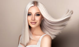 Frau mit gefärbten, silbernen Haaren – Trendiger Look, perfektes Haarstyling mit Glanz und Pflege, geeignet für moderne Frisuren und gesundes Haar.