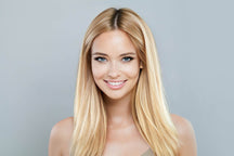 Frau mit langen, blonden Haaren – Beispiel für professionelles Haarstyling und Haarpflege.