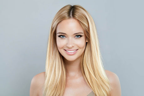 Frau mit langen, blonden Haaren – Beispiel für professionelles Haarstyling und Haarpflege.