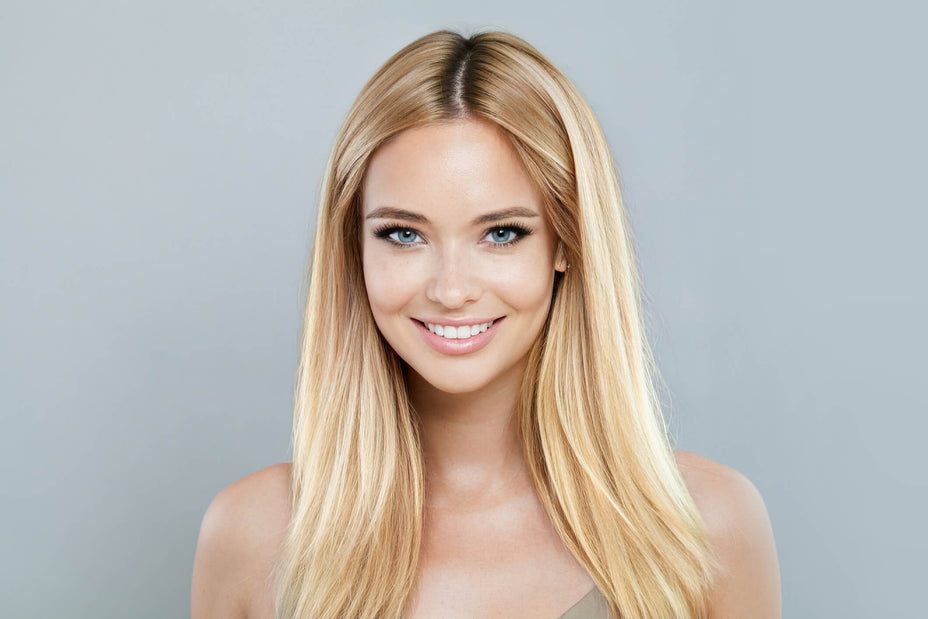 Frau mit langen, blonden Haaren – Beispiel für professionelles Haarstyling und Haarpflege.