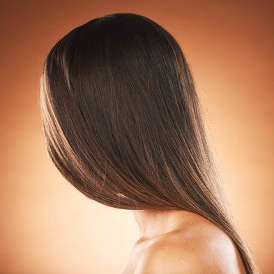 Frau mit langen, braunen Haaren – Beispiel für professionelles Haarstyling und Haarpflege.