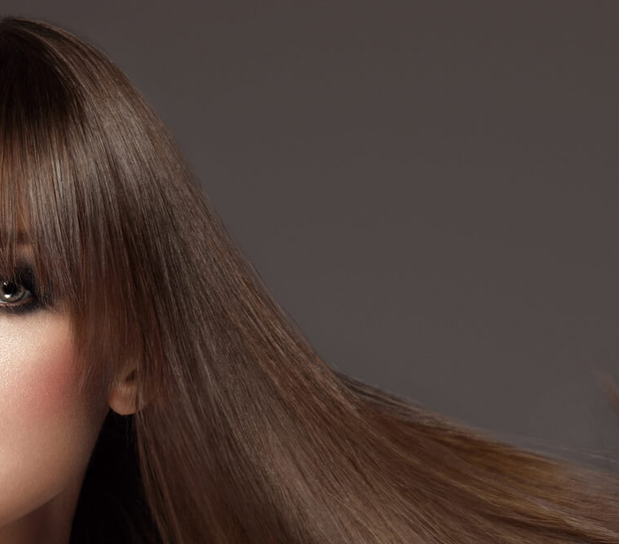 Frau mit langen, glänzenden und voluminösen Haaren – Perfektes Ergebnis durch innovatives Haarstyling, gesundes Haar und intensive Pflege. - 2