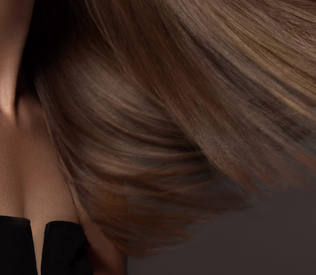 Frau mit langen, glänzenden und voluminösen Haaren – Perfektes Ergebnis durch innovatives Haarstyling, gesundes Haar und intensive Pflege. - 3