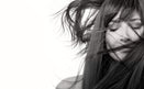 Frau mit glänzenden, langen Haaren, gestylt mit einem hochwertigen Haarglätter – Perfekte Frisur für glattes, glänzendes Haar mit professionellem Hairstyling. Ideal für langes Haar, um einen eleganten, frischen Look zu erzielen.