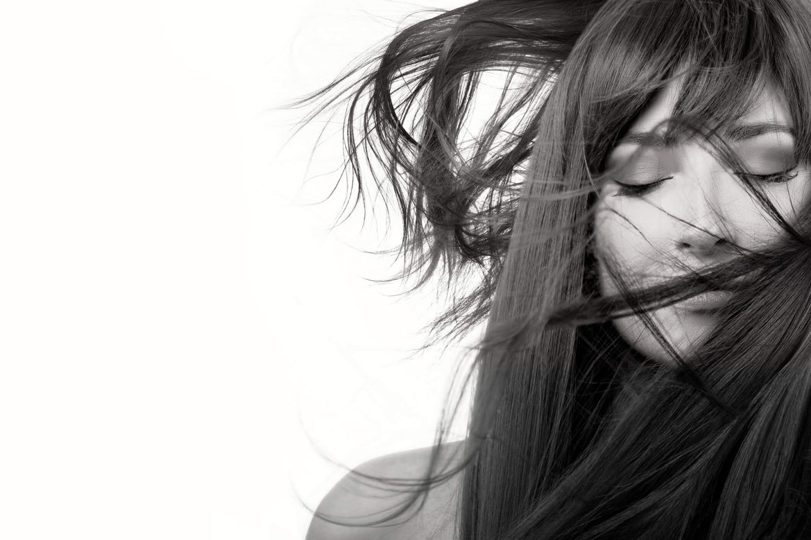 Frau mit glänzenden, langen Haaren, gestylt mit einem hochwertigen Haarglätter – Perfekte Frisur für glattes, glänzendes Haar mit professionellem Hairstyling. Ideal für langes Haar, um einen eleganten, frischen Look zu erzielen.