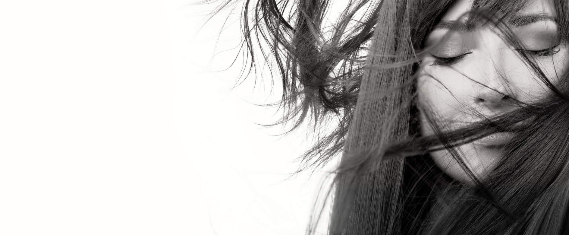 Frau mit glänzenden, langen Haaren, gestylt mit einem hochwertigen Haarglätter – Perfekte Frisur für glattes, glänzendes Haar mit professionellem Hairstyling. Ideal für langes Haar, um einen eleganten, frischen Look zu erzielen.