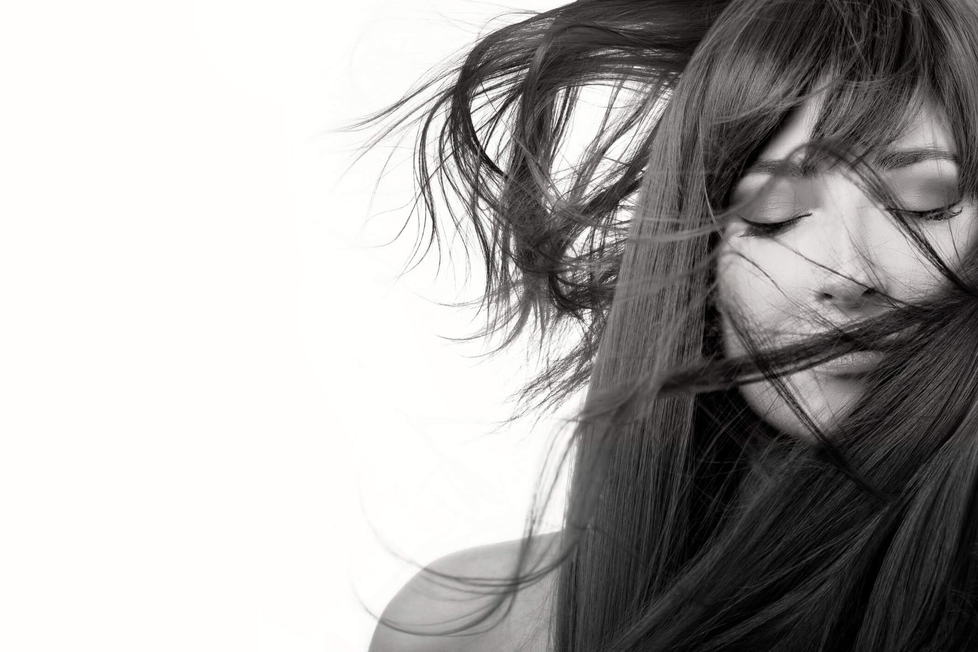 Frau mit glänzenden, langen Haaren, gestylt mit einem hochwertigen Haarglätter – Perfekte Frisur für glattes, glänzendes Haar mit professionellem Hairstyling. Ideal für langes Haar, um einen eleganten, frischen Look zu erzielen.